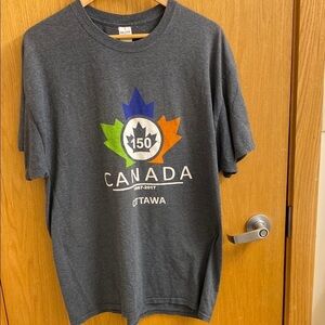 Gildan Canada 150 Ottawa Commemorative Tee Shirt Men’s Size XL Grey Blue Green